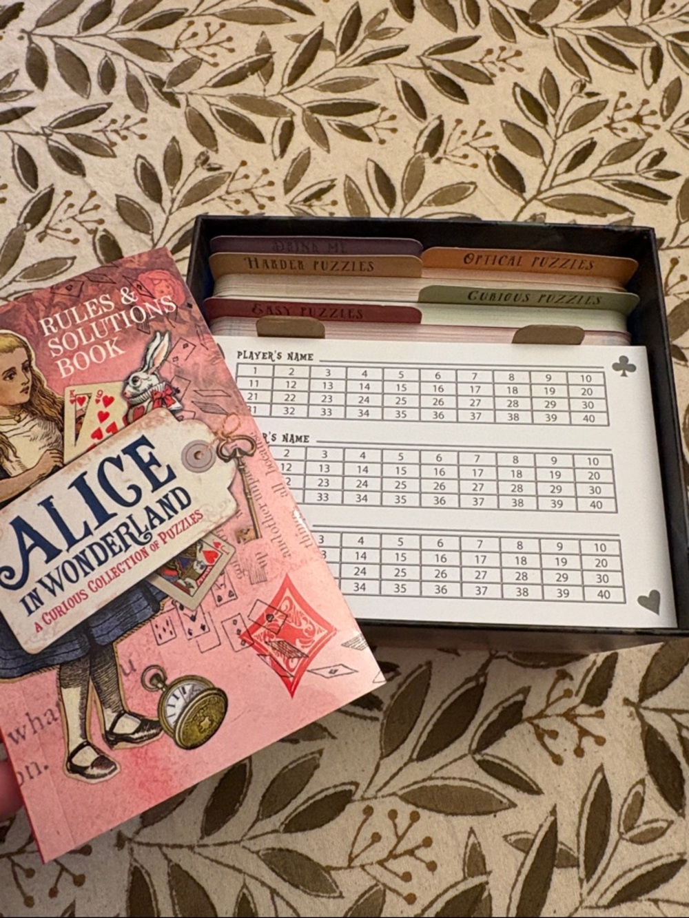 Alice in Wonderland - A Curious Collection of Puzzles - Picture 3 of 3